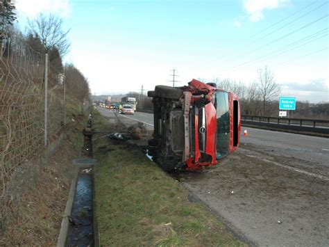 Lieferwagen Bei Unfall Auf Seite Gekippt Polizeinews Ch