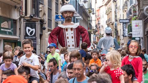 El Recorrido De La Comparsa De Gigantes De Pamplona Y Los Mejores