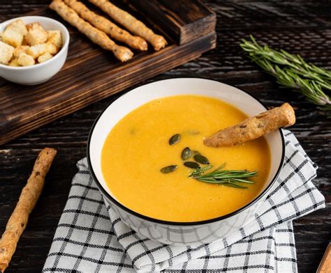 Kürbis Karotten Suppe mit Sahne Kürbiskernen Croutons und Grossini