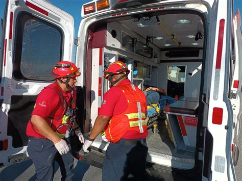 Se pasa el alto y tractocamión impacta a vehículo