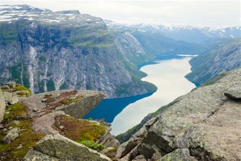 Una Imagen Vibrante Del Famoso Lugar De Senderismo Noruego Trolltunga