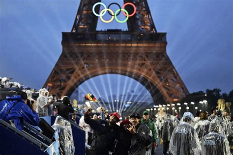 フランスのパリで行われた五輪開会式で、エッフェル塔とオリンピック・リングがライトアップされる（ap） ― スポニチ Sponichi