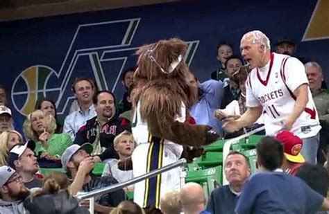 Ins Lita Pelea Entre La Mascota De Los Utah Jazz Y Un Hincha De Los