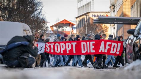 Etwa Menschen Bei Demonstration Gegen Rechtsextremismus In Erfurt