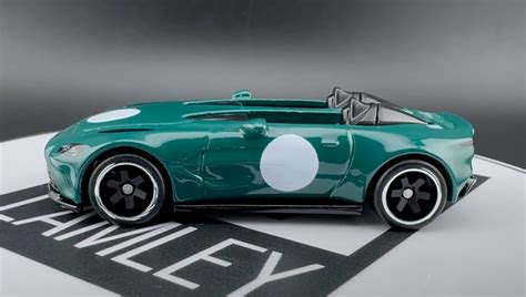 Машинка Premium Hot Wheels Aston Martin V Speedster Exotic Envy HKC Green купити в