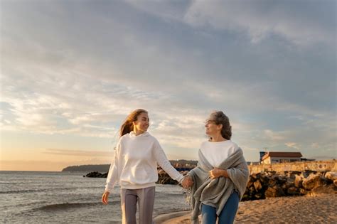 Vue de face mère et fille se tenant la main Photo Gratuite