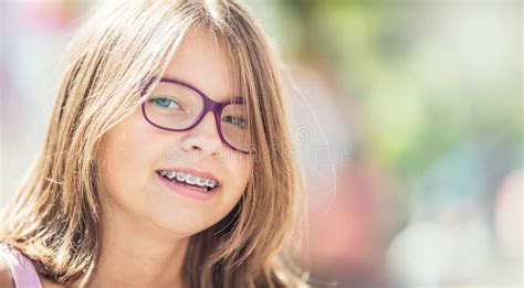 Fille De Sourire Heureuse Avec Des Bagues Dentaires Et Des Verres Jeune