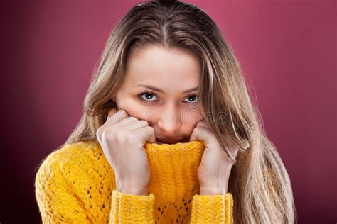 Perfecte Blonde Op Rode Achtergrond Stock Foto Image Of Gelukkig Cadeau