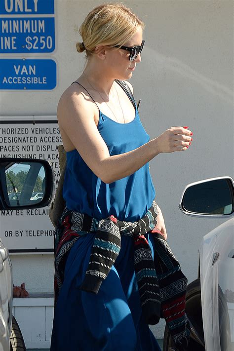 Kate Hudson Braless Poking Goodness Leaving Spa In Santa Monica