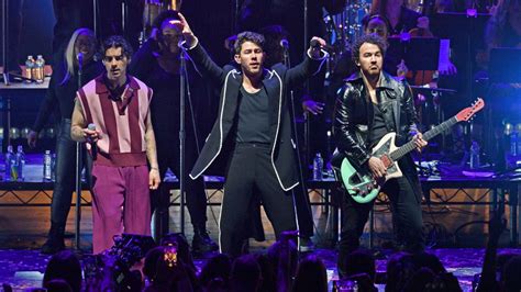 Jonas Brothers To Play Wrigley Field This Summer Fox 32 Chicago