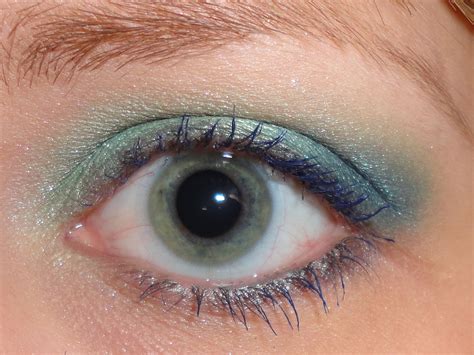 Paint My Nails at Midnight: EOTD - Bright Blue Eyelashes!