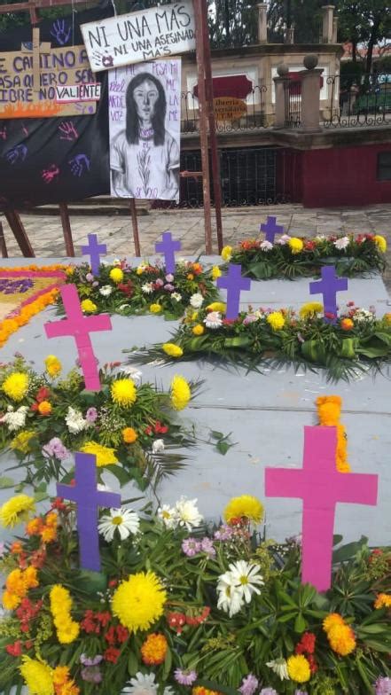 Con Una Ofrenda Feministas Honran Memoria De Mujeres Asesinadas En La