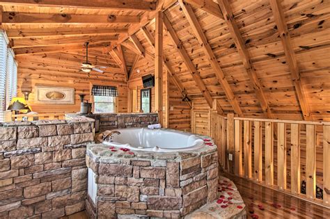 Cabin w/ Hot Tub ~ 2 Mi to Island in Pigeon Forge! | Evolve