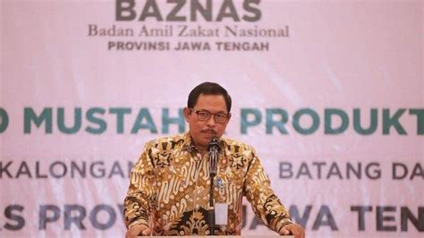 Percepat Atasi Kemiskinan Pj Gubernur Jateng Serahkan Bantuan Modal