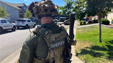 Swat Team Arrests Dv Suspect After 7 Hour Standoff In Spanaway Youtube