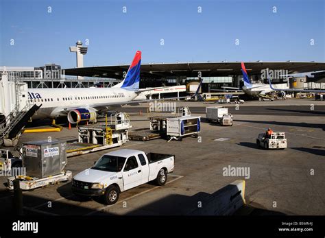 Jfk Airport New York America Usa Delta Company Boeing Aircraft On The