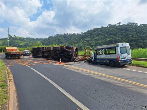 Acidente entre carreta e van de transporte de pacientes deixa três