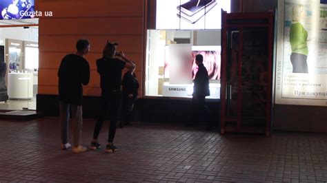 На Хрещатику транслювали порно - YouTube