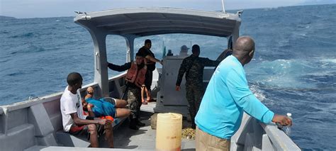 Rescatan A Cinco Náufragos En Cayos Cochinos Diario RoatÁn