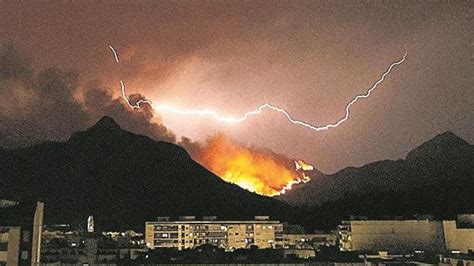 El Incendio De Llutxent Tiene Dos Frentes Y Arrasa Hect Reas El