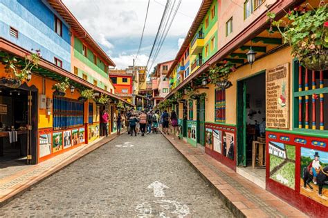 Casas Coloniales Coloridas En Una Calle Del Guijarro En Guatape