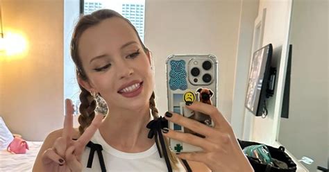 Angèle sensuelle en bikini la chanteuse remet au goût du jour cette tendance phare des années