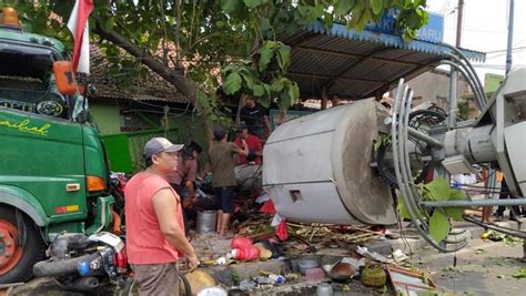 Kecelakaan Maut Truk Trailer Tabrak Tiang BTS Di Bekasi Ini Daftar 10