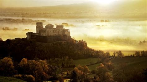 Castello Di Torrechiara Al Tramonto In Val Parma Bing Gallery