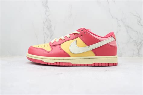 Nike Dunk Low Strawberry Peach Cream Sizeten Lifestyle