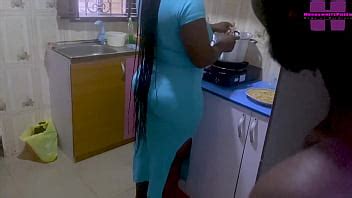 Le beau fils amateur de sexe jette un coup d œil avant d enfoncer sa longue bite profondément