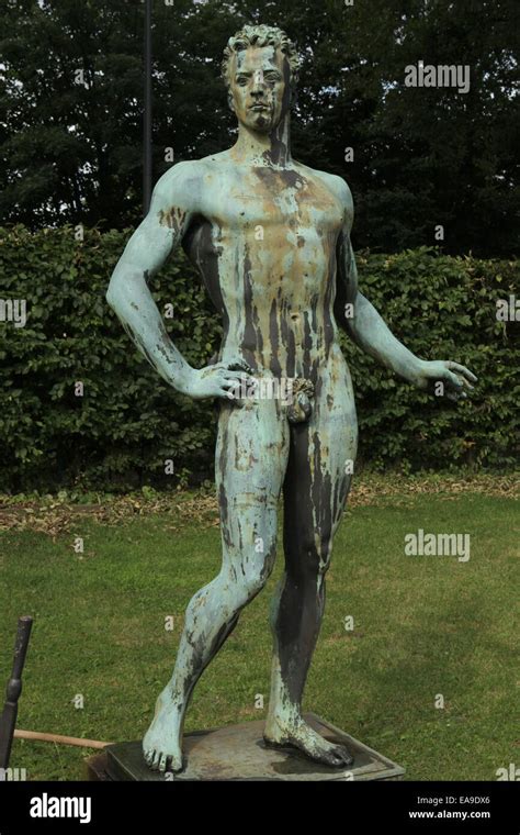 Der W Ger Bronzestatue Von Deutschen Bildhauer Arno Breker