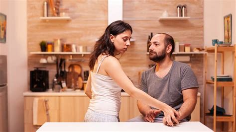 आपके पति हो रहे हैं आपसे दूर तो ऐसे करें डील What Can You Do When Your Husband Ignores You