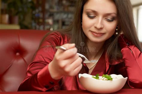La Belle Fille De Brunette Mange S Image Stock Image Du Beau Expression 2240853