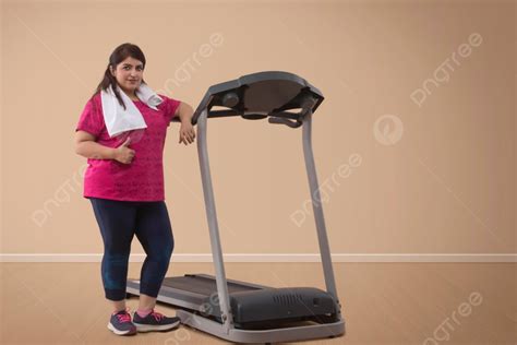 Fondo Retrato De Mujer Con Sobrepeso De Pie Con Cinta De Correr Foto E