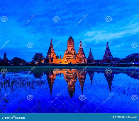 Wat Chaiwatthanaram in the Sunset Stock Photo - Image of prayer ...