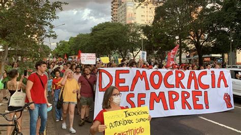 Manifestantes Saem S Ruas Da Capital Em Defesa Da Democracia