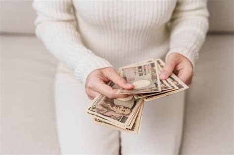 Main De Femme Tenant Une Pile De Billets De Banque En Yens Japonais