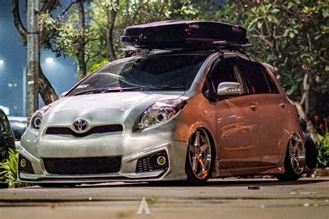 Toyota Yaris Bakpao Lawas Bergaya Stance Pakai Roofbox