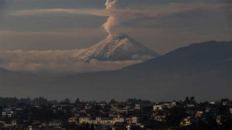 El Volc N Ecuatoriano Cotopaxi Emana Una Columna De Vapor Gas Y Ceniza