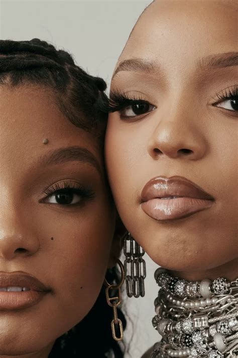 Halle Bailey Chloe Bailey E Selma Blair Estrelam Campanha Da Pandora