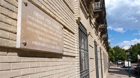 Una Placa En La Fachada Del Cuartel De Pontoneros Recordar A Amparo