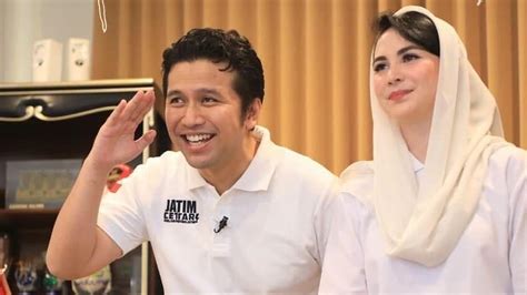 Hadiah Ulang Tahun Istimewa Emil Dardak Untuk Sang Istri Arumi Bachsin