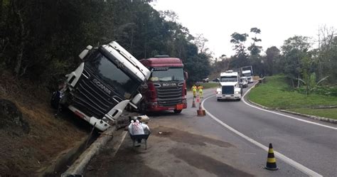 Rádio Acesa FM VR Carreta sai da pista e bate em barranco na Via Dutra