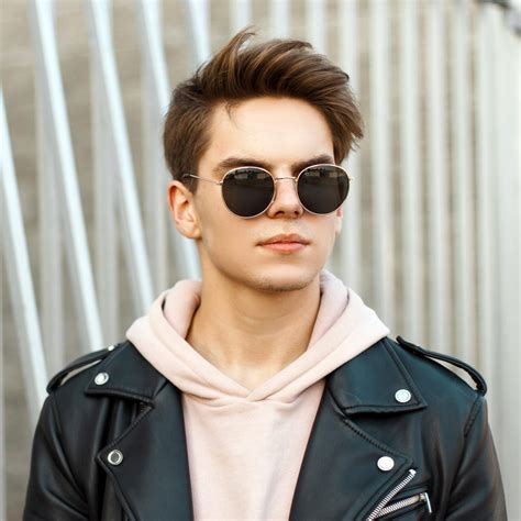 Stylists argue that razor cut hair is better than scissor cuts 19