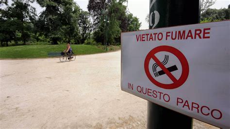 A Milano Arriva Il Divieto Di Fumare Nei Parchi E Alla Fermata Del Bus