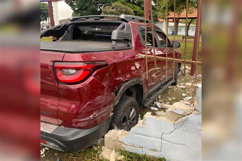 Motorista Perde O Controle Da Dire O E Atinge Muro Da Vila Dos