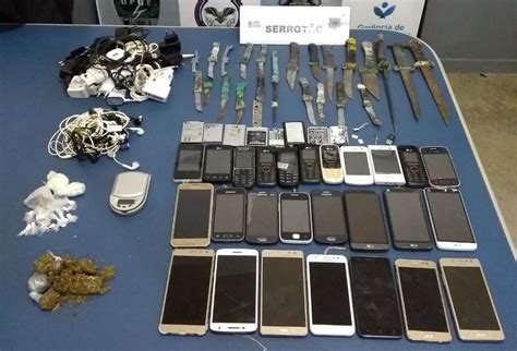 Celulares carregadores facas e drogas são apreendidos em presídio em