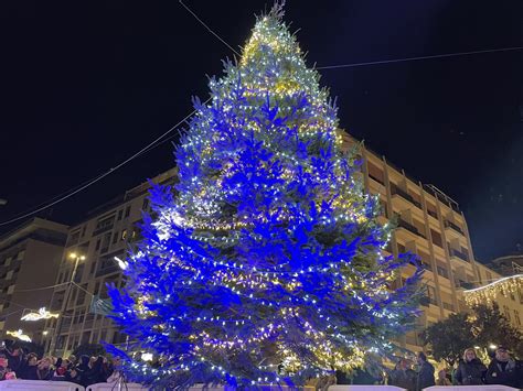 Pescara Migliaia In Piazza Salotto Per L Accensione Dell Albero Al