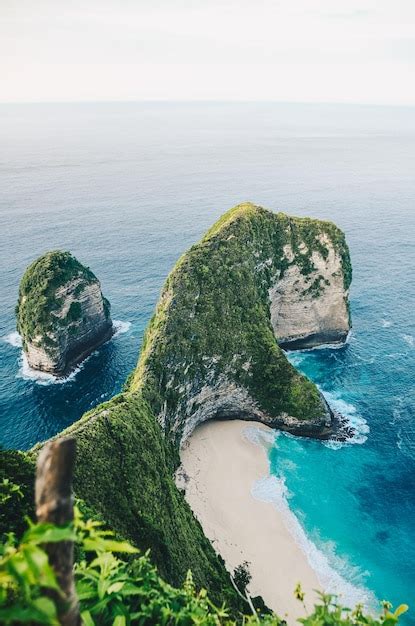 Vue Sur La Plage De Kelingking Trex Depuis Les Escaliers De L Le De