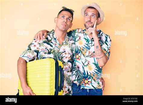 Jeune Gay Couple De Deux Hommes Tenant Une Valise En Vacances D T S Rieux Visage Pensant La